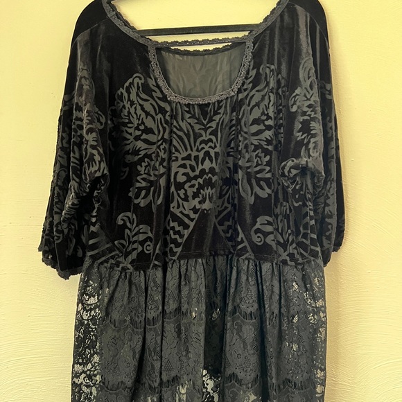 Free People black velvet/lace top - Picture 3 of 3